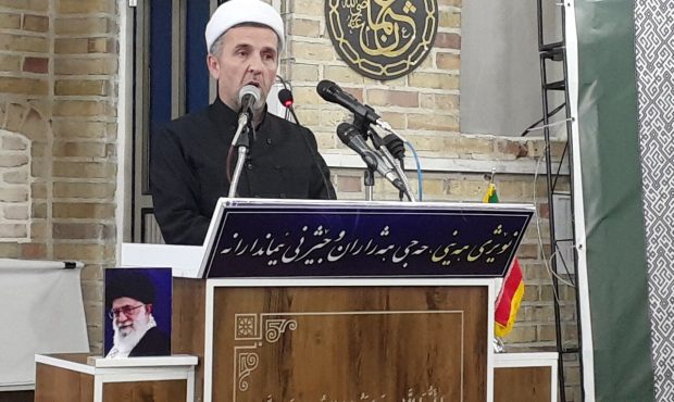 حماسه عاشورا نماد مقاومت در برابر ظلم است حماسه عاشورا نماد مقاومت در برابر ظلم است