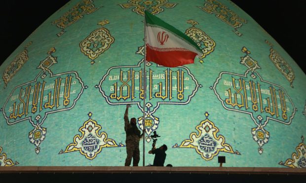اهتزاز پرچم ایران روی گنبد مسجد مقدس جمکران اهتزاز پرچم ایران روی گنبد مسجد مقدس جمکران