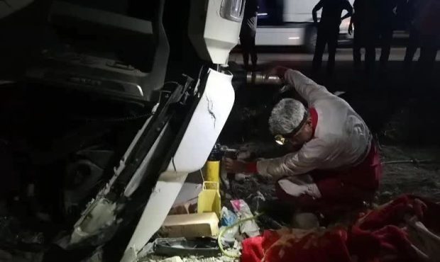 واژگونی یک تریلی حامل شیر خشک در محور مهاباد